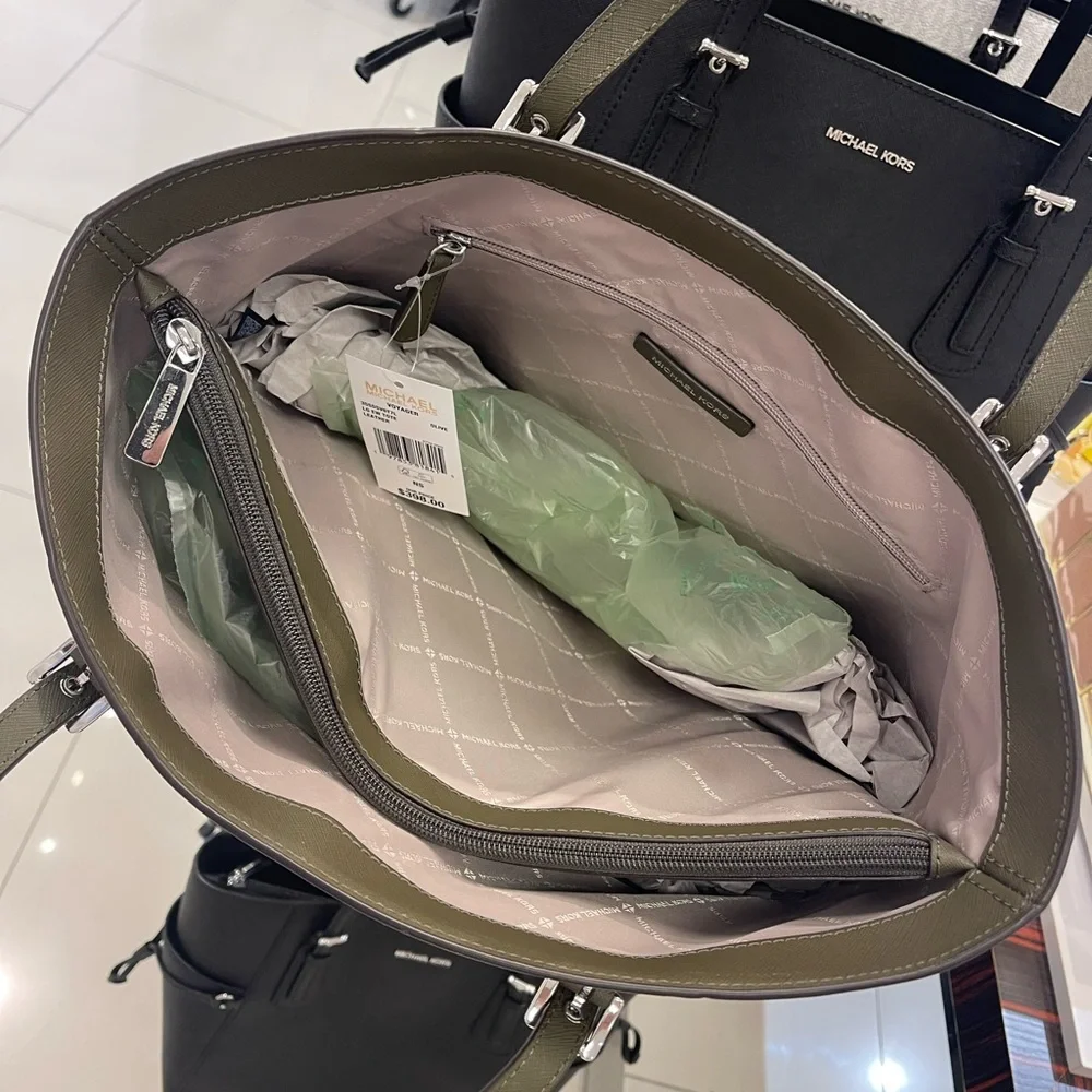 MICHAEL KORS Voyager Large Saffiano Leather EW Tote Shoulder Bag
Olive
NWT - Picture 4 of 16
